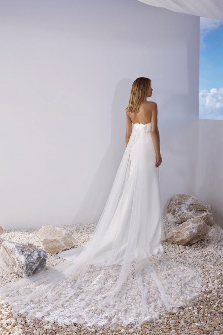 https://www.sposa-lia.com/images/stories/virtuemart/product/per-in white-03-chloe-04.jpg